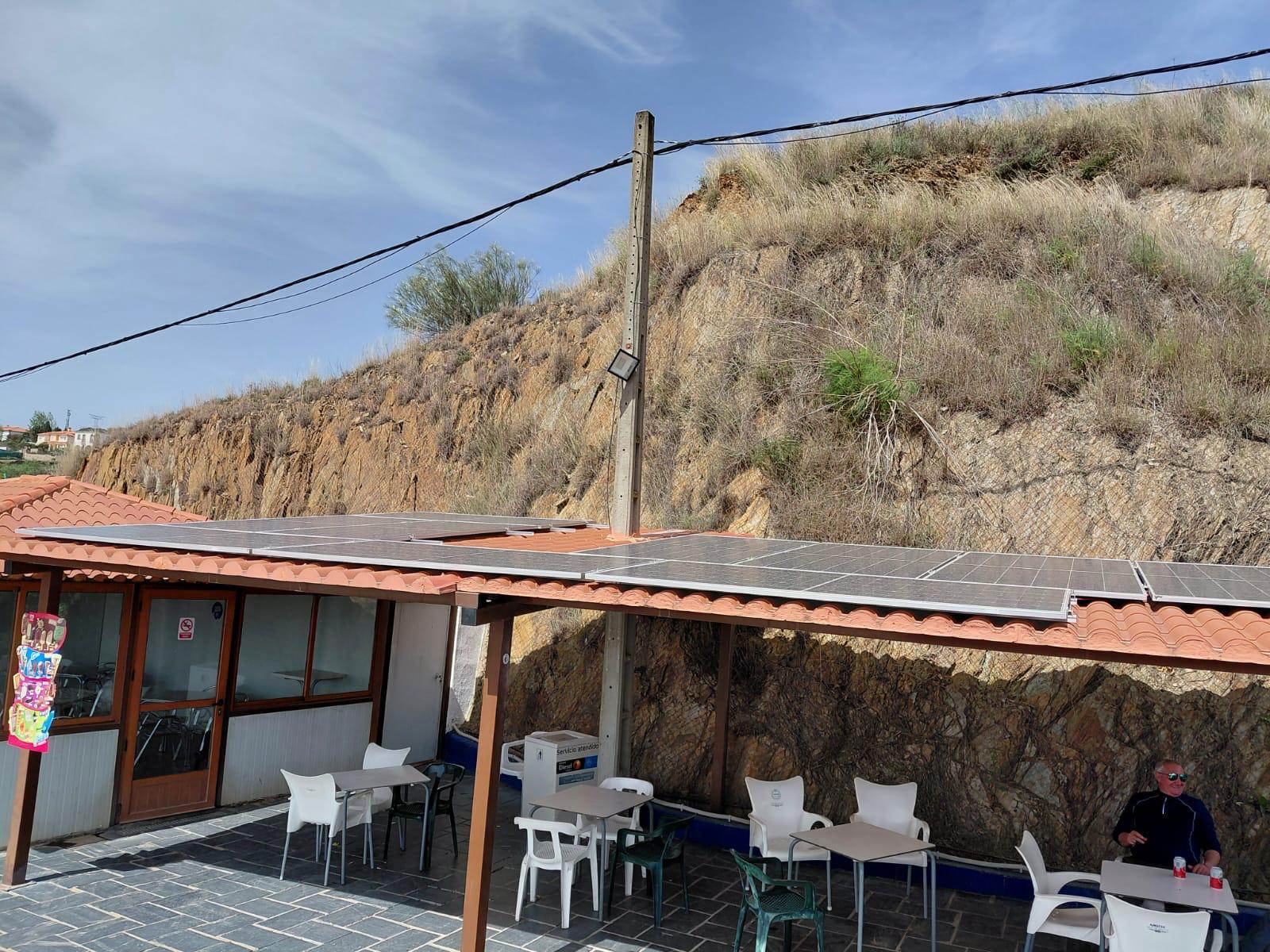 Paneles solares en zona de terraza de EESS La Pista