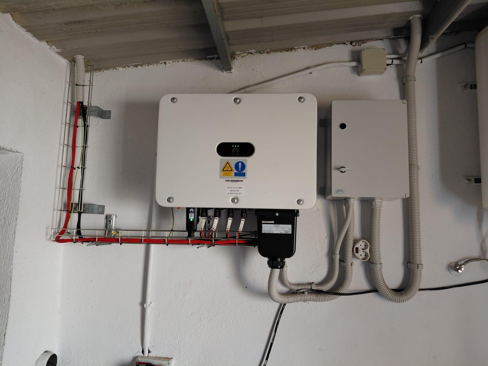 Inversor y cuadro eléctrico de la instalación fotovoltaica